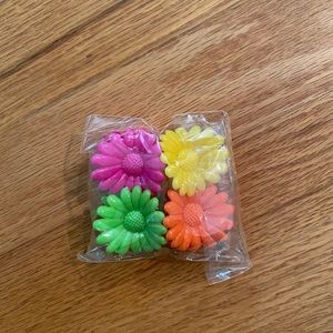 Cute 4 pack daisy hair clips